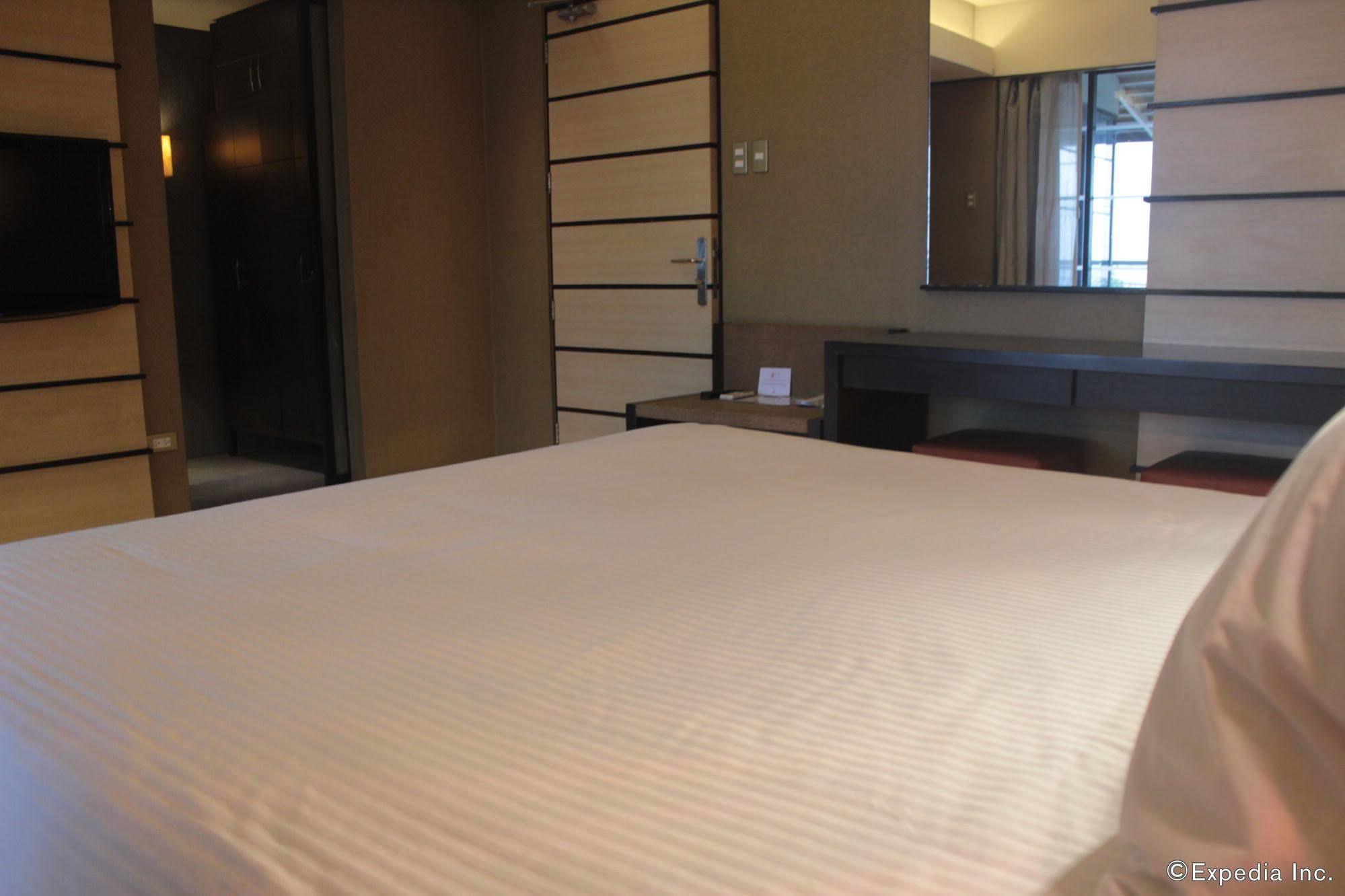 Soleste Suites Quezon City Bagian luar foto