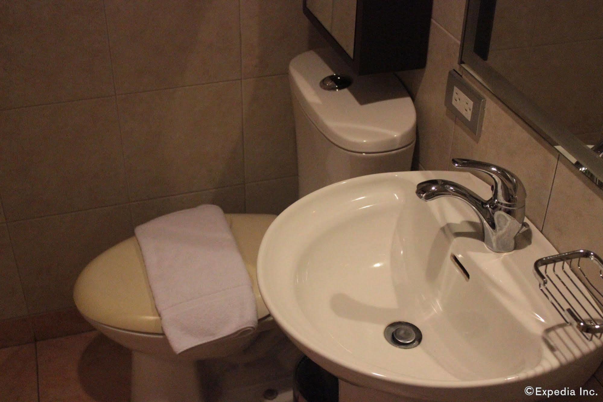 Soleste Suites Quezon City Bagian luar foto